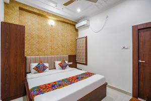 Postel nebo postele na pokoji v ubytování FabHotel Siddhant