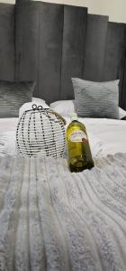 una botella de aceite sentada en una cama en Moraswi Apartment on 31 Forest Road, en Johannesburgo