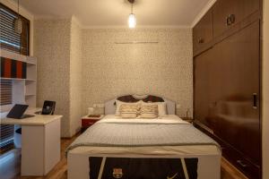 Un dormitorio con una cama grande en una habitación. en Luxurious 4 BHK with Mini Movie Theatre in Gurgaon, en Gurgaon