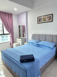 a bedroom with a blue bed with blue pillows at Eijaz Homestay @ Casa Kayangan in Ipoh