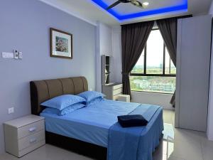 a bedroom with a bed with a blue ceiling at Eijaz Homestay @ Casa Kayangan in Ipoh