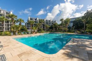 una gran piscina frente a un edificio en Shipwatch 418 - Luxury Oceanfront Penthouse in Isle of Palms, en Isle of Palms