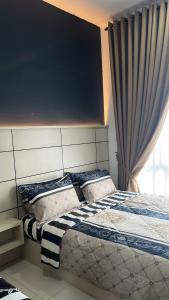 um quarto com uma cama e uma janela em MV Suite Homestay em Kuantan