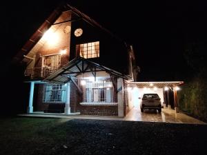 ein Auto, das nachts vor einem Haus parkt in der Unterkunft CASA VIP l in Puyo + 8 Fotos