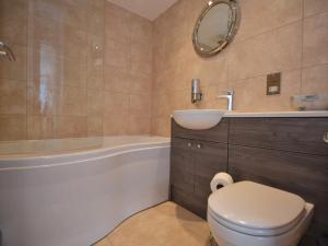 uma casa de banho com um WC, um lavatório e uma banheira em 2 Bed in Westward Ho 45753 em Northam