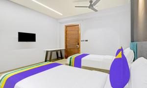Postel nebo postele na pokoji v ubytování Treebo Premium La Orchid, Big Temple