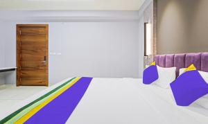 Postel nebo postele na pokoji v ubytování Treebo Premium La Orchid, Big Temple