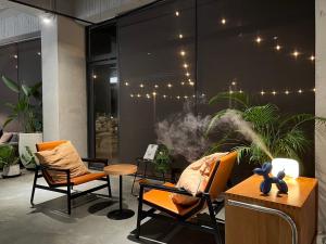 a lobby with chairs and a table with smoke at 緩慢大鵬灣 in Donggang