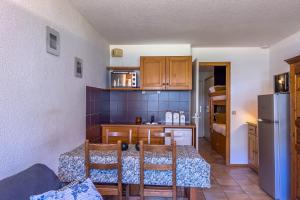 Кухня или мини-кухня в Appartement RDC Prarion ski in - ski out - Happy Rentals

