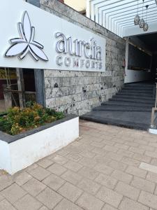 un edificio con un cartello che indica antifa comprende: di Aurelia Comforts - Deralakatte a Mangalore