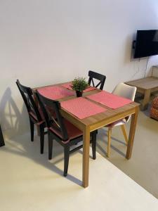 - une table à manger avec une plante en pot dans l'établissement “El SEIS”, à Madrid