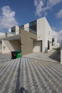 um edifício branco com uma varanda em cima em Fabulous 4br villa with Balcony em Dubai