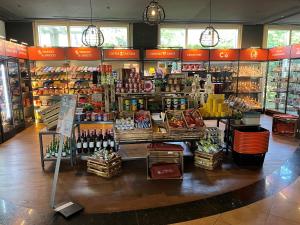 Supermarket nebo jiné obchody v  hotelu nebo okolí