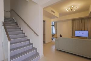 eine Treppe in einer Krankenhauslobby mit Treppenaufgang in der Unterkunft Fabulous 4br villa with Balcony in Dubai