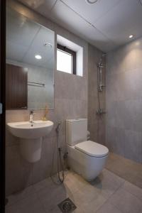 łazienka z toaletą i umywalką w obiekcie Fabulous 4br villa with Balcony w Dubaju
