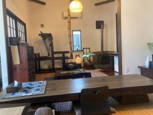 um quarto amplo com uma mesa de madeira e cadeiras em Guest House Naze - Vacation STAY 14001 em Amami