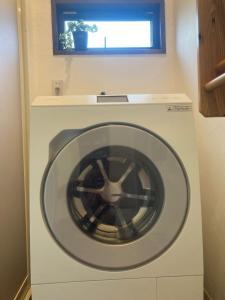 uma máquina de lavar roupa com uma roda dentro dela em Guest House Naze - Vacation STAY 14001 em Amami