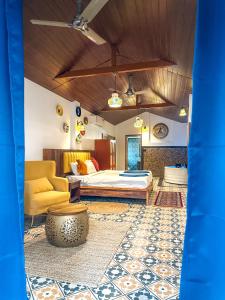 un dormitorio con una cama y un sofá en New Common Home, en Agonda