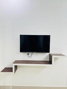 TV a/nebo společenská místnost v ubytování Abode Stayz Service Apartments