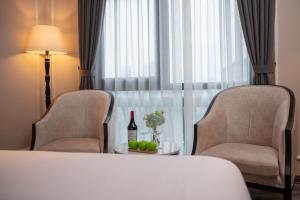 Postel nebo postele na pokoji v ubytování FTE Ba Dinh Hotel