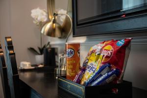 une boîte de bonbons et de chips sur une table dans l'établissement FTE Ba Dinh Hotel, à Hanoï