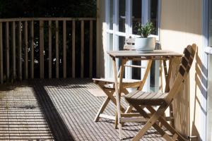アッパー・ハットにあるAston Norwood Chaletsの鉢植えのポーチにテーブルと椅子