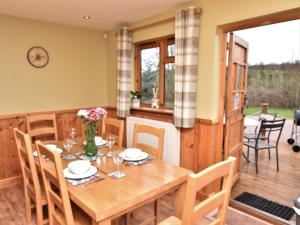 - une salle à manger avec une table et des chaises en bois dans l'établissement 3 Bed in Ledbury 76423, 