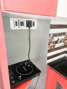una pequeña estufa con un cable enchufado en ella en pondy Vibes 2bhk home Stay en Pondicherry