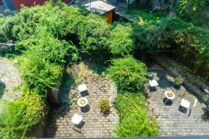 重慶市にあるWuyu Hotel Independent villa- Immersive Chinese Cultural Experienceのパティオ(テーブル、椅子付)のオーバーヘッドビュー