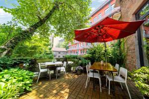 重慶市にあるWuyu Hotel Independent villa- Immersive Chinese Cultural Experienceのパティオ(テーブル、赤い傘付) +95枚の写真