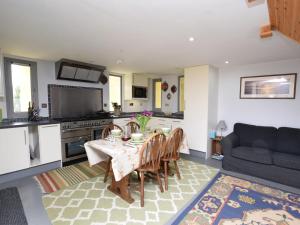 a kitchen and dining room with a table and a couch at 2 Bed in Loch Ness GRANY in Invermoriston