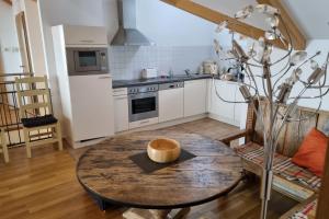 Kitchen o kitchenette sa Manuela 7 by SMR Rauris Apartments - inc Spa and National Summercard - near Gondola