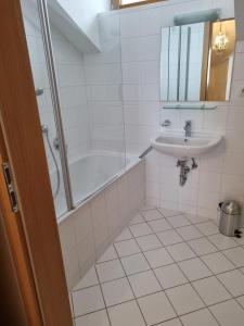 Bathroom sa Manuela 7 by SMR Rauris Apartments - inc Spa and National Summercard - near Gondola