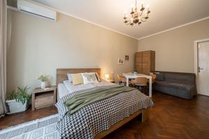 Кровать или кровати в номере 3 BDR - Top Center Artistic Apartment - 115 m2