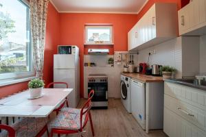 Кухня или мини-кухня в 3 BDR - Top Center Artistic Apartment - 115 m2
