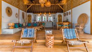 a living room with chairs and a table at Bundi's Villa in Gili Air