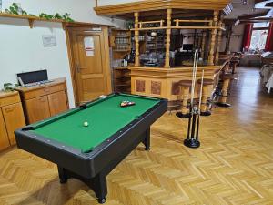 una mesa de billar en una habitación con un taco de billar en Kurhotel Renona Rehabilitation, en Semmering