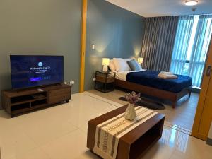 TV a/nebo společenská místnost v ubytování Deluxe Suite in One Uptown, BGC with Mall Fountain View