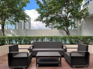 Posezení v ubytování Deluxe Suite in One Uptown, BGC with Mall Fountain View