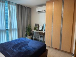 Postel nebo postele na pokoji v ubytování Deluxe Suite in One Uptown, BGC with Mall Fountain View