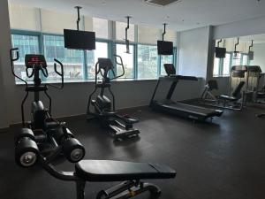Fitness centrum a/nebo fitness zařízení v ubytování Deluxe Suite in One Uptown, BGC with Mall Fountain View