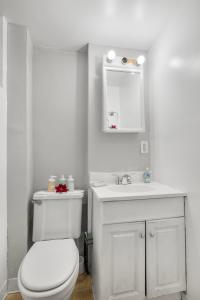 Ванная комната в Charming Private Studio In Center City