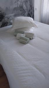 ein weißes Bett mit zwei Kissen darüber in der Unterkunft Black And White Swallow Fuiss in Fuissé