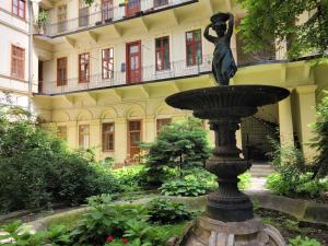 Vonkajšia záhrada v ubytovaní Liszt Studio