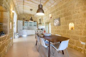 cocina y comedor con mesa y sillas en Ta'Patee Pool Farmhouse in Gozo - Happy Rentals, en Il-Wilġa