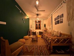 een slaapkamer met een bed en een groene muur bij Aikyam Niwas - 1BHK Apartment in Pālampur