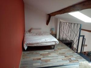 een slaapkamer met een bed in de hoek van een kamer bij Sainte Madeleine's Appartments For 4 in Tournus