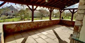 un patio al aire libre con un banco de piedra en una casa en Charming Country House In The Heart Of Burgundy, en Cormatin