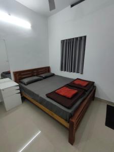 1 dormitorio con 1 cama grande en una habitación en PEARL HUT home stay vythiri Wayanad en Vythiri