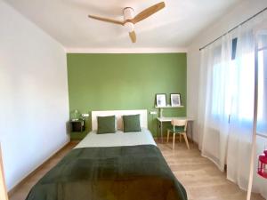 ein Schlafzimmer mit Bett und Deckenventilator in der Unterkunft Sunny Apt Barcelona 22@ in Barcelona + 15 Fotos